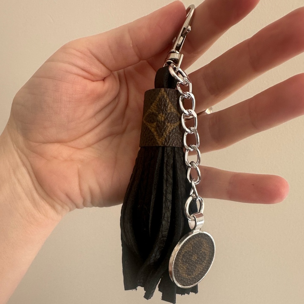 Handmade tassel keychain - Picture 4 of 6
